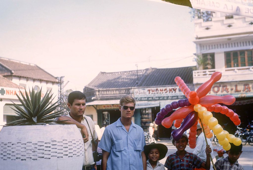 Hai người Mỹ và các cậu bé bán bóng bay.