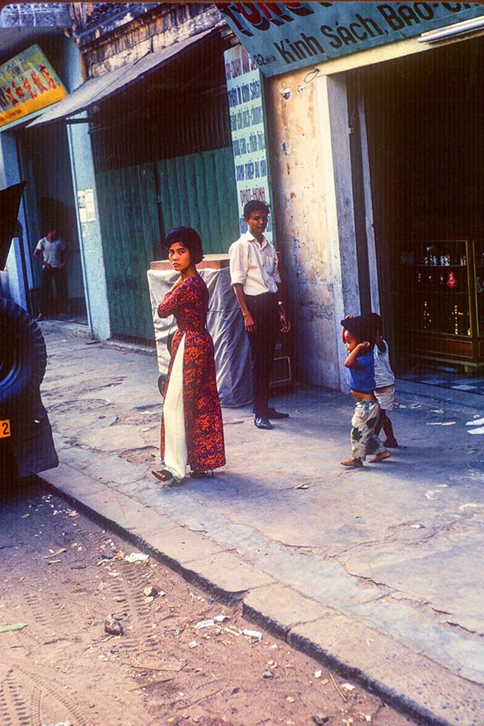 Người đẹp áo dài trên phố.