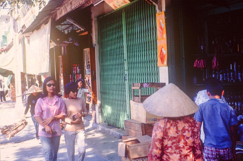 Các cửa hàng trên một dãy phố.