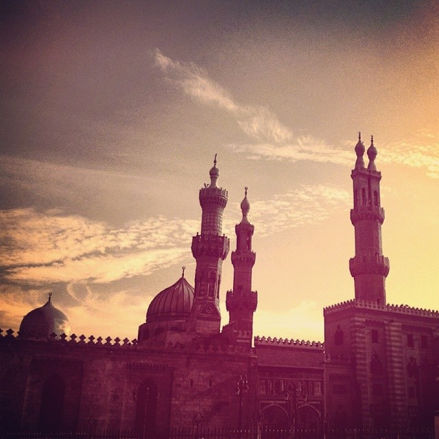 Đế chế Ả Rập về thực chất chấm dứt tồn tại vào khoảng năm 900, mặc dù triều Abbasid duy trì vai trò tôn giáo với tư cách là các Caliph ở Baghdad cho đến tận khi thành phố này bị người Mông Cổ phá hủy vào năm 1258.