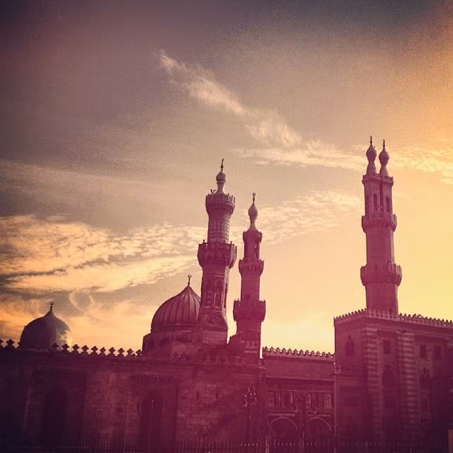 Đế chế Ả Rập về thực chất chấm dứt tồn tại vào khoảng năm 900, mặc dù triều Abbasid duy trì vai trò tôn giáo với tư cách là các Caliph ở Baghdad cho đến tận khi thành phố này bị người Mông Cổ phá hủy vào năm 1258.