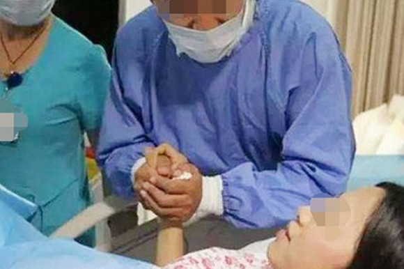 Ca nha boc chay, vo keu cuu thi chong bo mac de lao vao phong tho