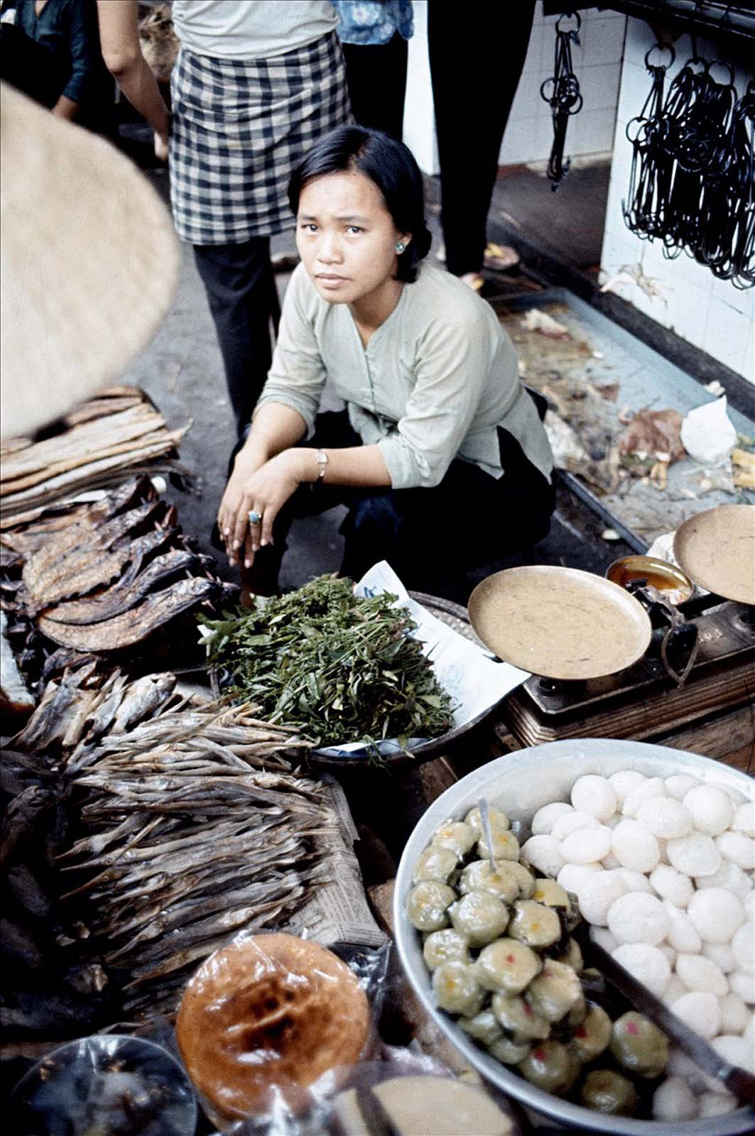 Bánh bò, món ăn vặt phổ biến ở Sài Gòn được bày bán cùng cá khô tại một quầy hàng vỉa hè ở chợ Cũ.