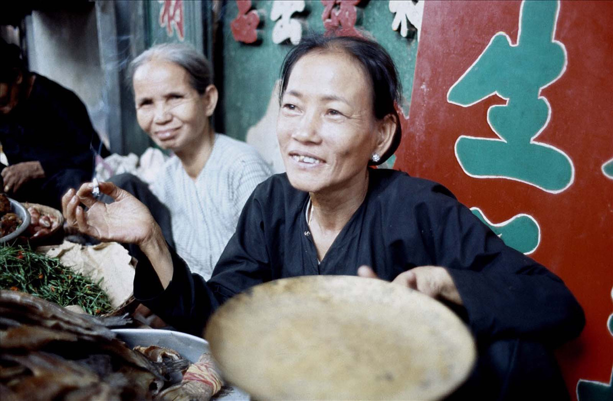 Cụ bà bán cá khô.