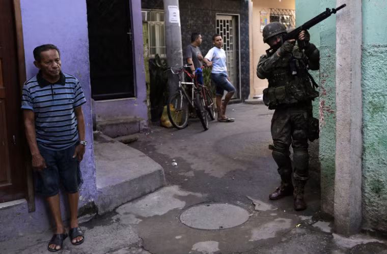 Ngoài ra, quân đội và lực lượng cảnh sát Brazil còn tổ chức các đợt truy quét tội phạm ở những điểm nóng. Trong ảnh, một binh sĩ đang tuần tra khu ổ chuột Mare ngày 5/6.