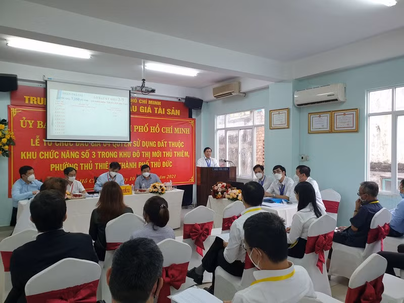 Thay gi tu vu dau gia 4 lo dat vang o Thu Thiem?