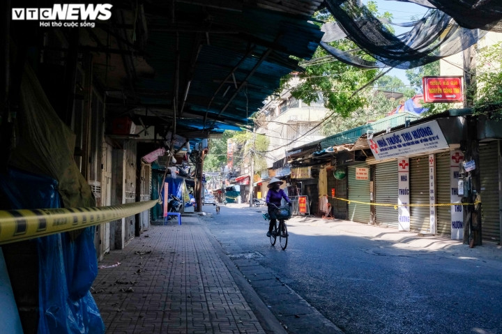 Hà Nội hiện có 12 ổ dịch, chùm ca bệnh diễn biến phức tạp và 115 điểm phong tỏa. Thành phố đã xây dựng kịch bản đáp ứng 100.000 ca nhiễm: phân các tầng điều trị đối với F0, trong đó tầng một là tuyến y tế cơ sở và tại nhà; tầng 2 gồm 19 bệnh viện đa khoa cấp huyện, do thành phố phụ trách; tầng 3 là các bệnh viện tuyến thành phố, hạng I và tuyến Trung ương.