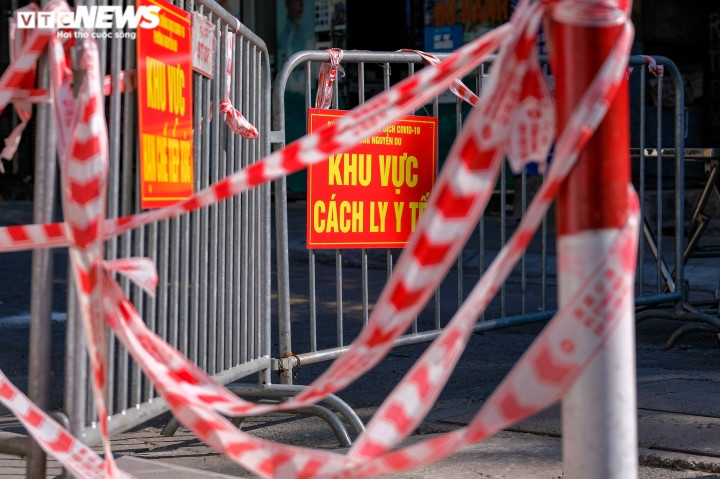 Lực lượng chức năng lập hàng rào barie, giăng dây phong toả, bất cứ người nào tới gần khu vực cách ly đều được nhắc nhở.