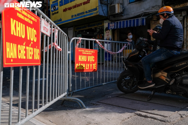 Rào chắn tại phố Vũ Hữu Lợi (phường Nguyễn Du, quận Hai Bà Trưng).