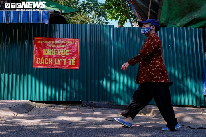 Ngày 26/11, chính quyền phường Phố Huế (quận Hai Bà Trưng, Hà Nội) đã dựng hàng rào tôn cao 2 mét tại nhiều lối ra vào khu tập thể Nguyễn Công Trứ để kiểm soát, khoanh vùng dập dịch.