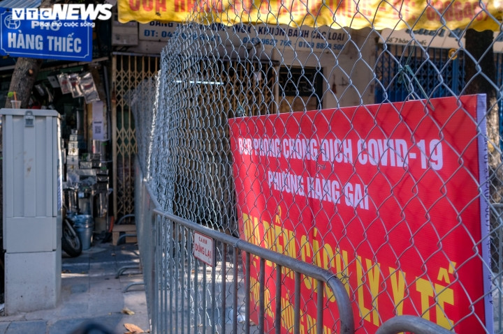 Phố Hàng Thiếc (phường Hàng Gai, quận Hoàn Kiếm) bị cách ly y tế ngày 1/12. Lực lượng chức năng bố trí 2 lớp hàng rào thép và giăng dây chằng chịt, hạn chế người dân ra, vào khu vực này.