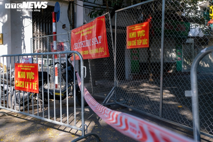 Hiện ngoài phố Vũ Hữu Lợi, phường Nguyễn Du đang cách ly y tế các tuyến phố Đỗ Hành và một số hộ tại các phố Nguyễn Thượng Hiền, Lê Duẩn, Yết Kiêu, sau khi phát hiện hơn 20 F0 ở khu vực này.
