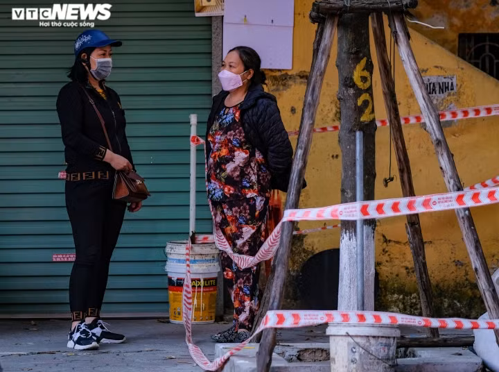 Một hộ dân trong diện cách ly y tế trên phố Yết Kiêu (phường Nguyễn Du, quận Hoàn Kiếm).