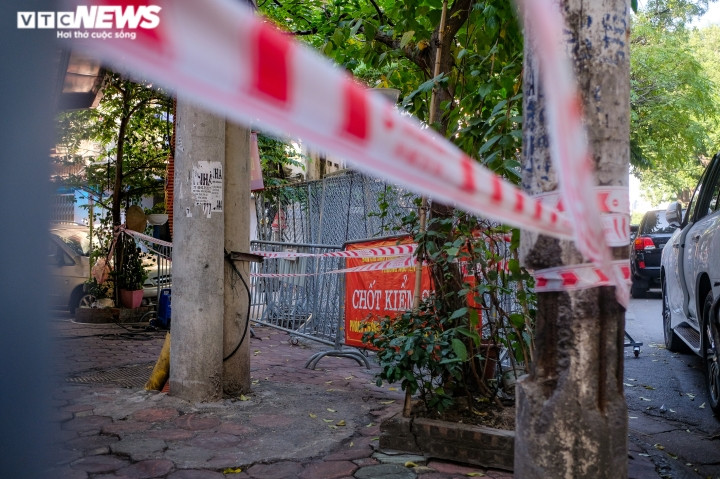 Cách ổ dịch Nguyễn Công Trứ hơn 2 km, ổ dịch tại phố Nguyễn Du (quận Hai Bà Trưng) cũng được kiểm soát chặt.