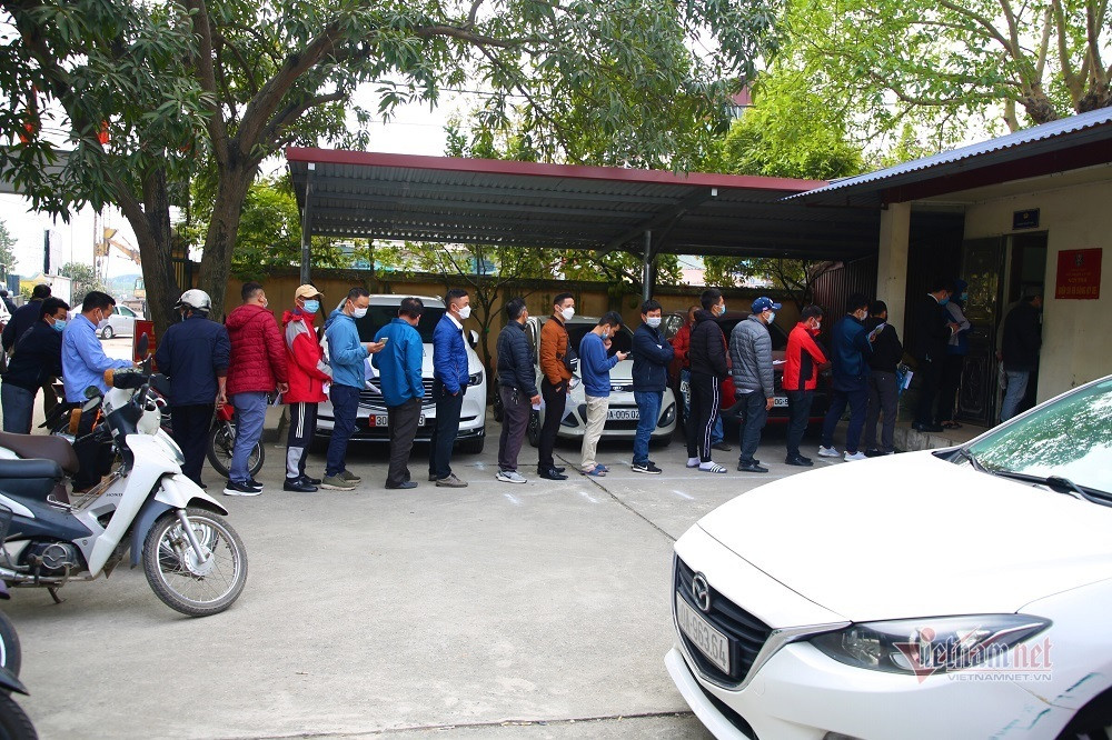 Truoc gio 'G', chu xe kinh doanh van tai 'rong ran' di doi bien so mau vang