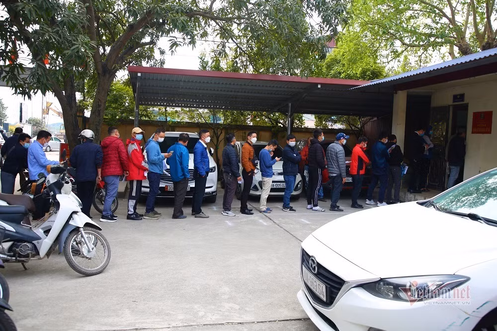 Truoc gio 'G', chu xe kinh doanh van tai 'rong ran' di doi bien so mau vang