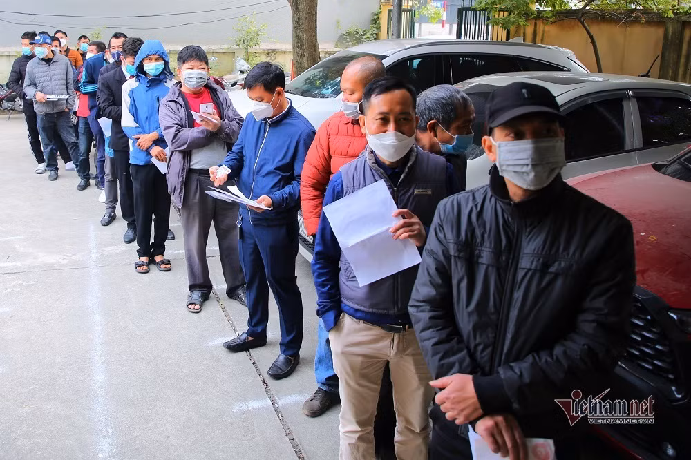 Truoc gio 'G', chu xe kinh doanh van tai 'rong ran' di doi bien so mau vang-Hinh-2