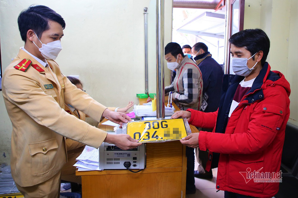 Truoc gio 'G', chu xe kinh doanh van tai 'rong ran' di doi bien so mau vang-Hinh-4