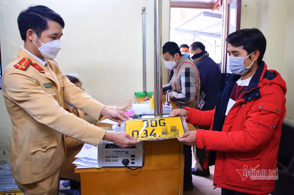 Truoc gio 'G', chu xe kinh doanh van tai 'rong ran' di doi bien so mau vang-Hinh-4