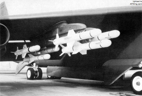 Trên giá treo của B-52 có thể mang tới 6 quả tên lửa hành trình chống tàu AGM-84 Harpoon. Quả thực, nếu B-52 được sử dụng nhiều vào mục đích tuần tra biển thì đây thực sự là "cơn ác mộng" của tàu chiến Nga, Trung.