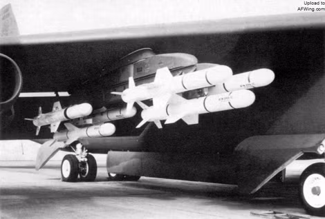 Trên giá treo của B-52 có thể mang tới 6 quả tên lửa hành trình chống tàu AGM-84 Harpoon. Quả thực, nếu B-52 được sử dụng nhiều vào mục đích tuần tra biển thì đây thực sự là "cơn ác mộng" của tàu chiến Nga, Trung.