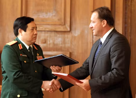 Bộ trưởng Quốc phòng Việt Nam Đại tướng Phùng Quang Thanh và người đồng cấp Bulgaria Angel Naydenov.