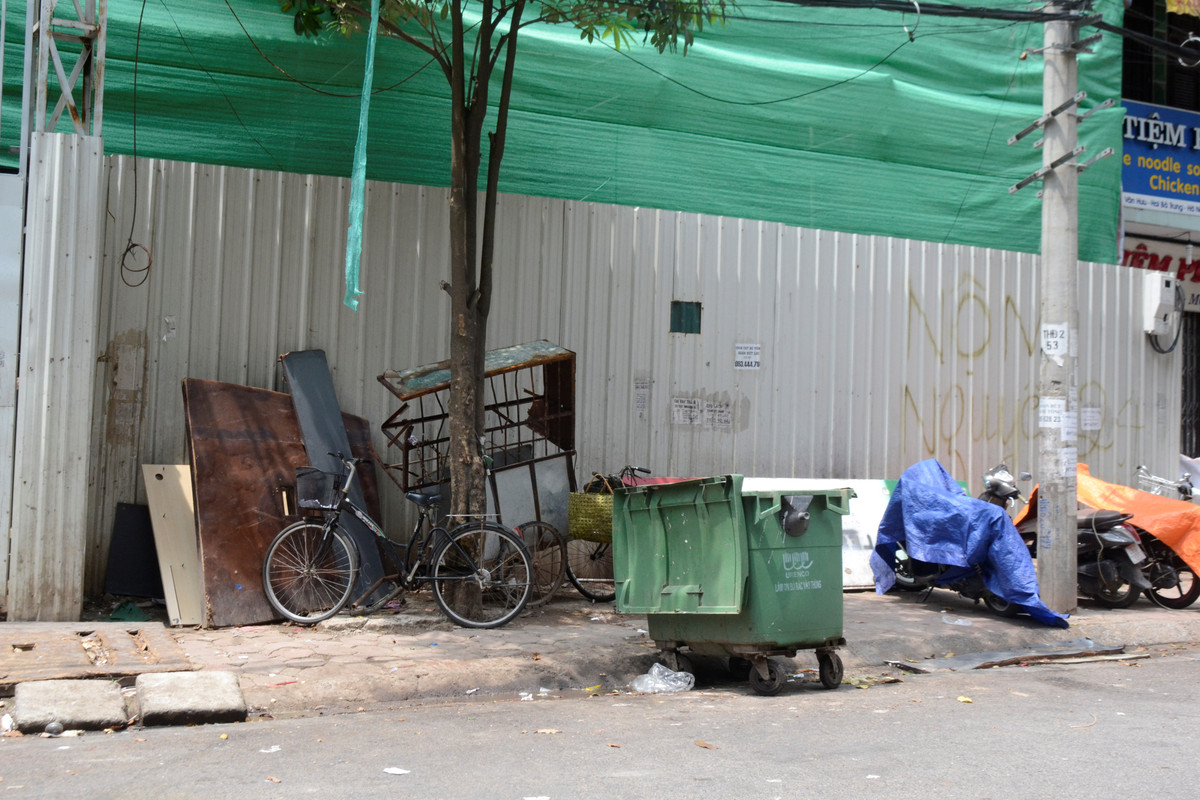 Ngay dưới chân khu vực đang được thi công là nơi tập kết rác thải, trông khá nhếch nhác.