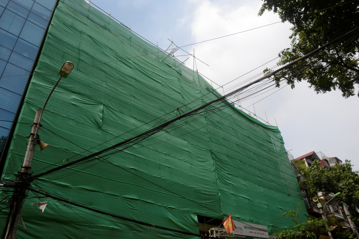 Tuy nhiên, hiện không thấy công nhân thi công tại công trình này. Bên ngoài dự án được bao quây bằng những tấm bạt và tôn lớn.