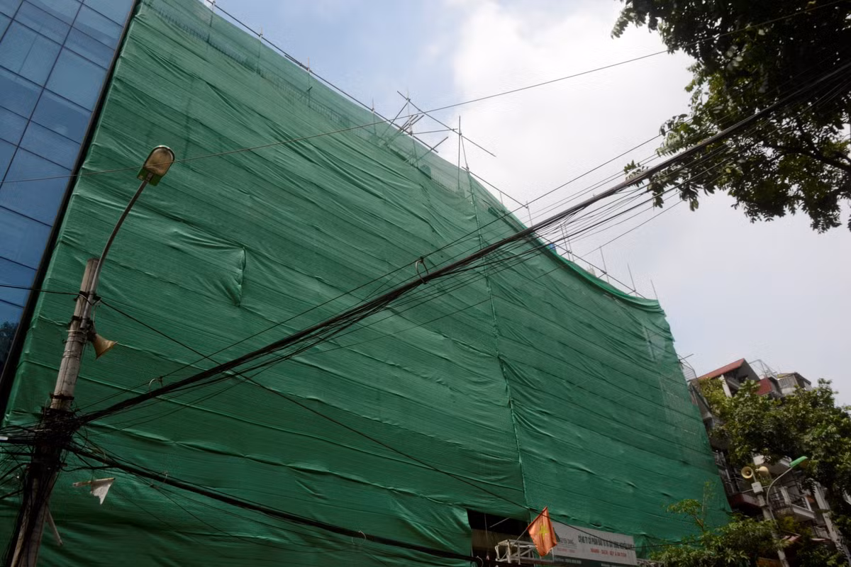 Tuy nhiên, hiện không thấy công nhân thi công tại công trình này. Bên ngoài dự án được bao quây bằng những tấm bạt và tôn lớn.