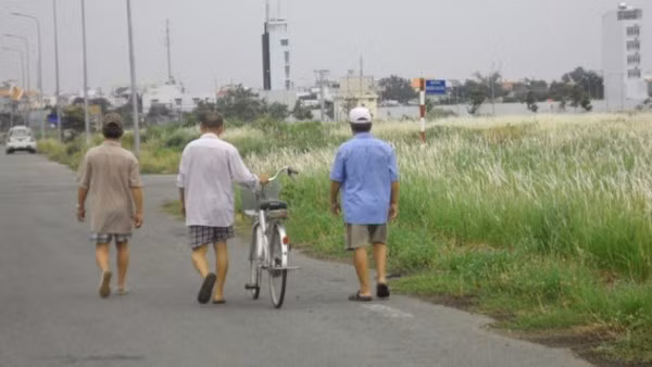 Bác Nguyễn Văn Thanh, nhà ở quận 2 cho biết: “Mỗi buổi chiều, tôi với mấy ông bạn già rủ nhau ra đây hóng gió. Ở đây không khí trong lành lắm vì xe cộ ít chạy nên chúng tôi tha hồ đi mà không sợ đụng chạm người đi đường. Cảnh đẹp, gió mát lại có bạn hiền như thế này thì còn gì bằng nữa”.