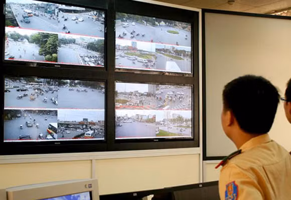 Hoạt động của thiết bị này được nối trực tiếp với một trung tâm kiểm tra truyền tải hình ảnh tại đó và có thể liên lạc trực tuyến để xử lý những vụ tai nạn, gây rối hay biến cố khi cần. Trung tâm có thể quan sát mọi hoạt động giao thông qua một bảng điện tử ngay vài phút sau đó, cũng như sự phân luồng giao thông trên các tuyến đường.