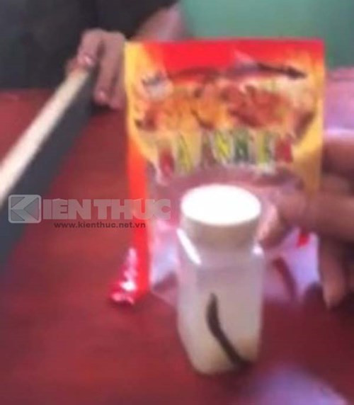 4. Kinh hoàng đỉa bò ngoe nguẩy trong bim bim. Ngày 19/6, tại xã Xăm Khòe, huyện Mai Châu, tỉnh Hòa Bình, chị Hà Thị Thúy mua gói bim bim Ba Anh Em về cho con ăn. Khi đó chị nghe nói trong gói bim bim có đỉa, đem ngâm vào nước sẽ thấy đỉa bò ra, chị Thúy liền làm theo. Sau khoảng 5 tiếng đồng hồ, chị Thúy kinh sợ khi thấy đúng là có đỉa bò ra từ trong gói bim bim. Chị Thúy đã đem gói bim bim này cùng con đỉa đang bò ngoe nguẩy bên trong đến công an xã để trình báo.