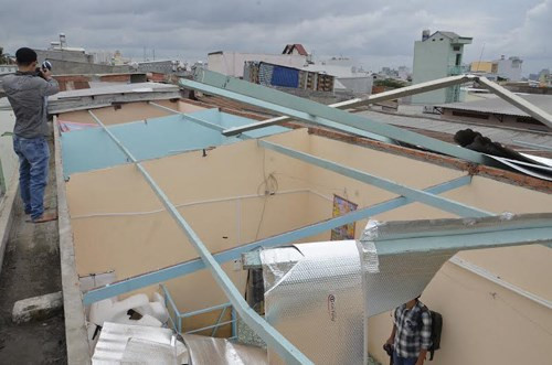 Gần 10 căn nhà trọ trên đường Chánh Hưng, phường 4, quận 8 đã bị giông lốc làm tốc mái, nhiều căn nhà khác trên địa bàn cũng bị cuốn mái tôn gây thiệt hại nặng nề về tài sản. Đặc biệt lốc mạnh đã làm sập một bức tường bê tông to hàng chục m2 đang xây dựng ở quận 7, đè chết 2 công nhân Nguyễn Thị Kim L. (42 tuồi) và Phan Văn Ch. (49 tuổi, cả 2 cùng ngụ tỉnh Kiên Giang).