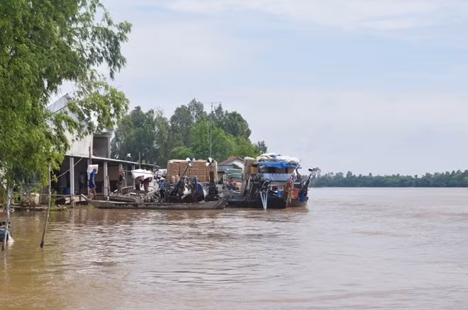 Hằng ngày, từ Campuchia, từng đoàn xe tải siêu trọng, mỗi chiếc chở 600-900 bao đường Thái Lan theo quốc lộ 21 liên tục đổ về Chraythom (thuộc Kohthom, Kandal) đối diện cửa khẩu Khánh Bình, huyện An Phú (An Giang), để chờ cơ hội vào Việt Nam.