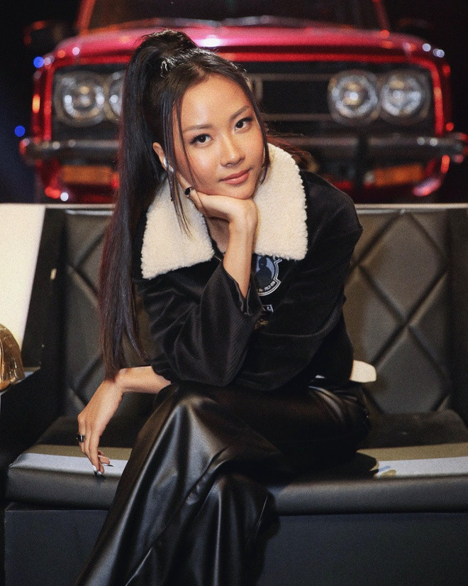 Chia sẻ với Zing, stylist Bin Pos cho biết anh muốn hướng Suboi đến hình ảnh nghệ sĩ cá tính, gợi cảm nhưng vẫn trung hòa được vẻ nữ tính trên mỗi set đồ. Bộ cánh để lại nhiều ấn tượng nhất chính là áo khoác dáng lửng của Hyein Seo phối cùng quần da và đeo vồng cổ ngọc trai của MISBHV có giá 440 USD. Ảnh: Rap Việt.