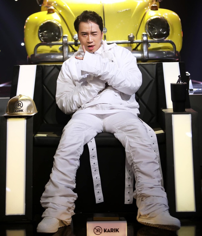 Mỗi giám khảo đều biết cách lựa chọn trang phục màu sắc riêng cho bản thân. Karik gây chú ý khi xuất hiện trong set đồ tông trắng với xu hướng white-on-white nổi bật ở những tập đầu chương trình. Hình ảnh nam rapper hướng đến là tinh thần athleisure với chi tiết rút dây khác lạ trên áo khoác oversized và quần đồng điệu. Ảnh: FB Hoàng Ku.