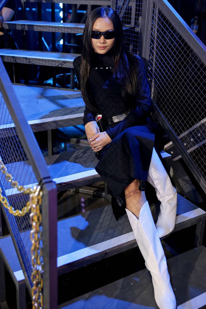 Suboi là vị huấn luyện viên được đánh giá có gu ăn mặc cá tính nhất tại Rap Việt. Nữ rapper được khán giả nhận xét "chất ngầu" khi phối áo thun dài tay đi kèm chân váy đồng điệu và loạt phụ kiện tông trắng - đen tương phản như boots cao cổ hay túi xách ngang eo. 9X hoàn thiện vẻ ngoài bằng cặp kính râm có sự nhất quán về màu sắc. Ảnh: Rap Việt.