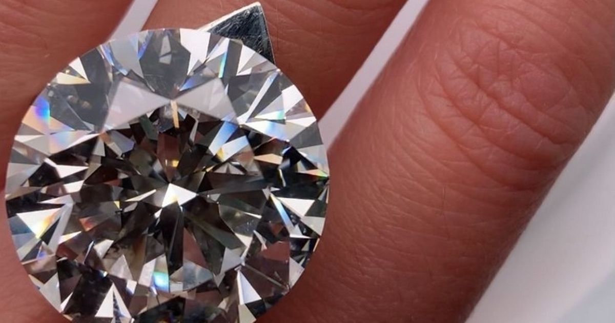 Kim cuong trieu USD 'bi vut vao thung rac' vi tuong do gia