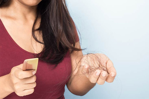 Lý do bạn rụng tóc quá nhiều và cách khắc phục ảnh 1