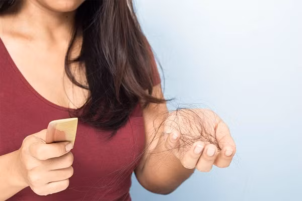 Lý do bạn rụng tóc quá nhiều và cách khắc phục ảnh 1