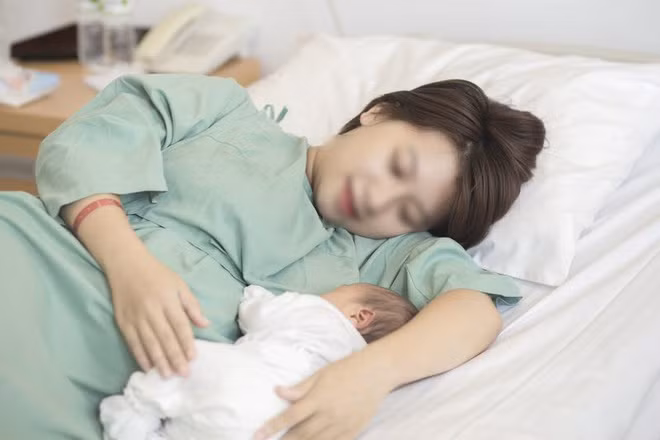 Sinh 2 con thuong 10 trieu: Kho viec nuoi, cho tien cung khong muon de!