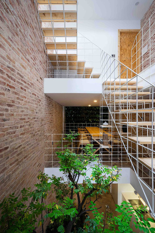 Chiếm phần lớn diện tích tầng lửng là không gian làm việc.