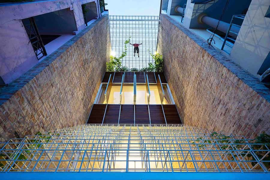 Dù nhà ống nhưng với thiết kế này đã biến không gian sống kết hợp văn phòng làm việc trở nên thông thoáng và tràn ngập ánh sáng tự nhiên.