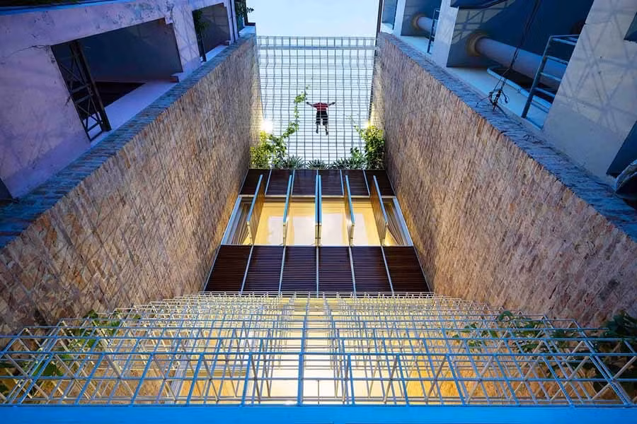 Dù nhà ống nhưng với thiết kế này đã biến không gian sống kết hợp văn phòng làm việc trở nên thông thoáng và tràn ngập ánh sáng tự nhiên.