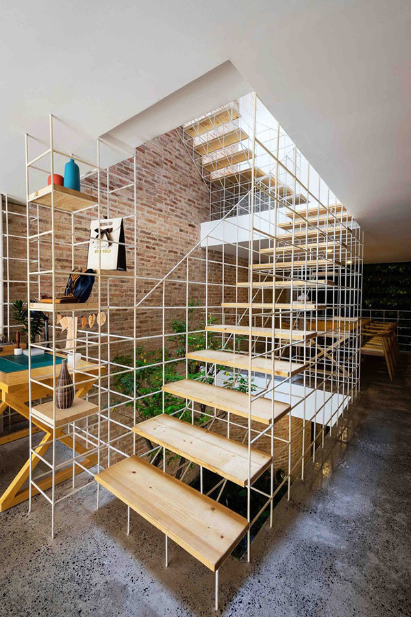 Hệ cầu thang bê tông của ngôi nhà cũ đã được thay thế bằng cầu thang gỗ thông thoáng hơn.