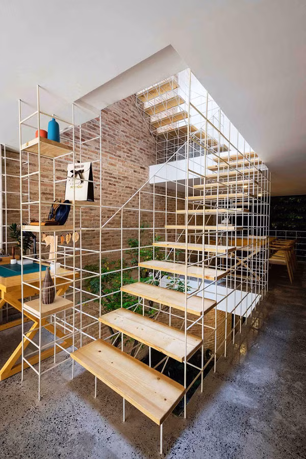 Hệ cầu thang bê tông của ngôi nhà cũ đã được thay thế bằng cầu thang gỗ thông thoáng hơn.