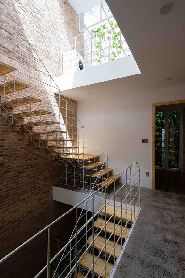 Những thanh thép sơn trắng giống như những sợi chỉ "khâu" các bậc thang lại với nhau. Bên trong ngôi nhà, hệ cầu thang bê tông cũ được tháo dỡ tạo ra một khoảng thông thoáng lớn cung cấp ánh sáng cho các tầng. Thay vào đó là hệ thang mới được làm bằng những tấm gỗ như đang treo lơ lửng, và cũng được "may" lại với nhau bằng những "sợi chỉ" trắng, cho phép ánh sáng từ bên trên có thể đi xuyên qua nó và xuống tới tầng trệt.