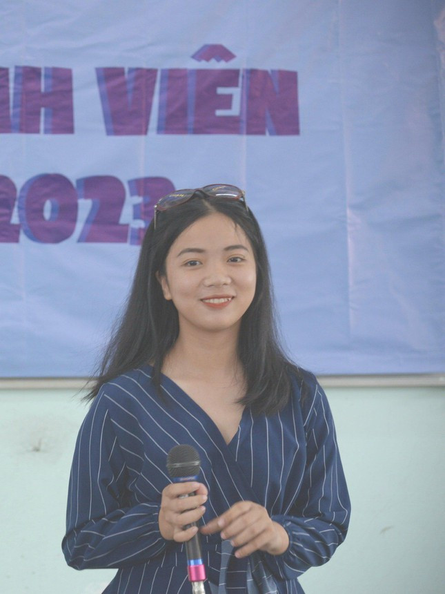 MC tre “lam moi” minh khi dan chuong trinh truc tuyen-Hinh-3