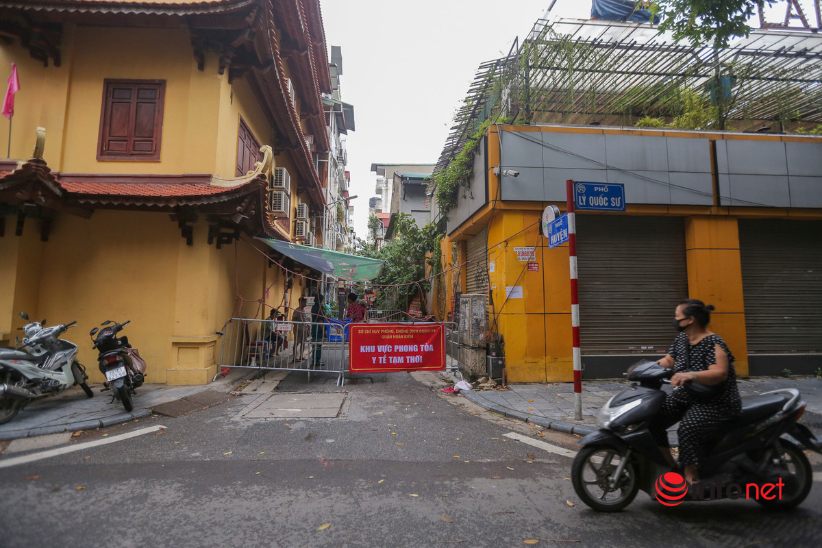 Phong toa nhieu con pho gan BV Viet Duc, khoang 1.000 nguoi nha benh nhan di cach ly-Hinh-7