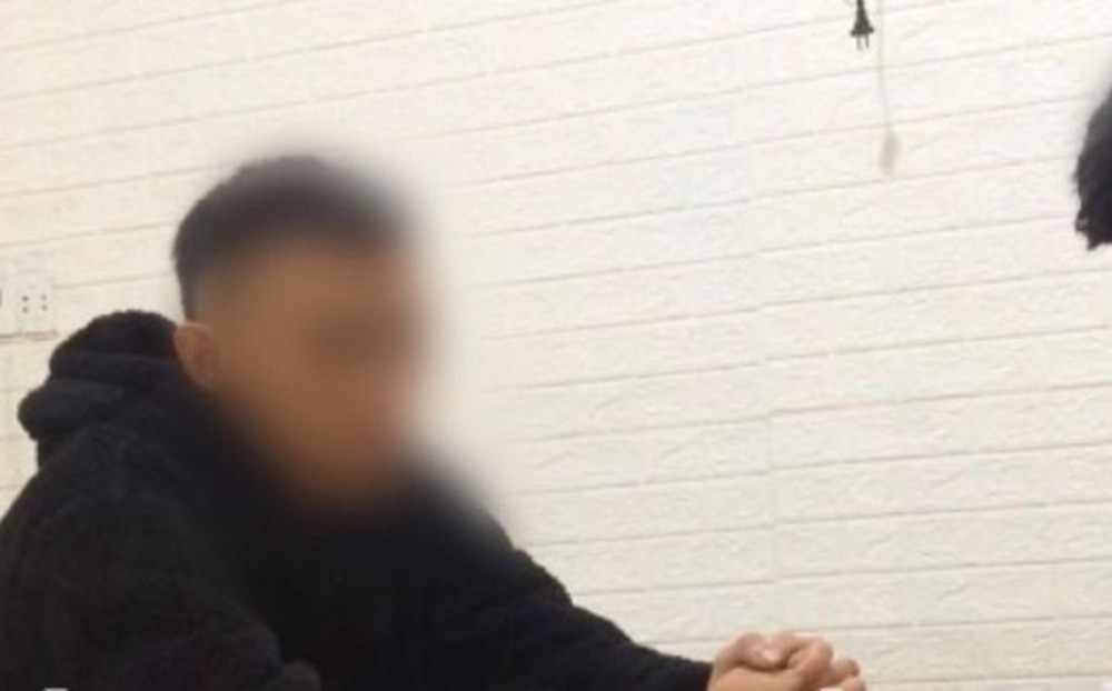 2 be gai bi ep quan he tinh duc ngay tai quan an